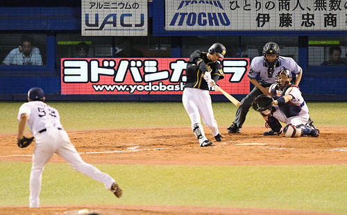 ヤクルト対阪神　9回表阪神無死一塁、近本は右越え2点本塁打を放つ。投手五十嵐（撮影・滝沢徹郎）