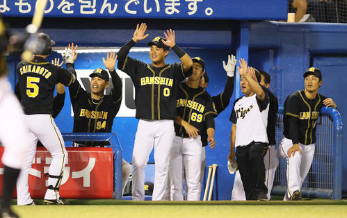 9回表阪神無死一塁、右越え2点本塁打を放った近本（左端）を出迎える原口（左から2人目）らナイン（撮影・足立雅史）