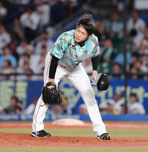 ロッテ対ソフトバンク　7回表ソフトバンク1死一、二塁、今宮に逆転の3点本塁打を打たれたチェン（撮影・丹羽敏通）