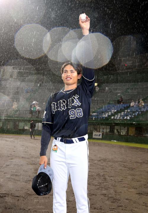 日本ハム対オリックス　プロ初勝利を挙げウイニングボールをスタンドに向かって掲げる張奕（撮影・黒川智章）