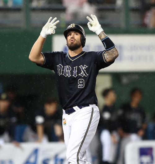 日本ハム対オリックス　4回表オリックス無死、中越え本塁打を放ちポーズをとって生還するロメロ（撮影・黒川智章）