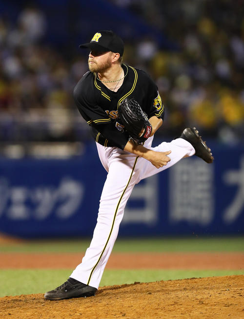 ヤクルト対阪神　阪神4番手のジョンソン（撮影・足立雅史）