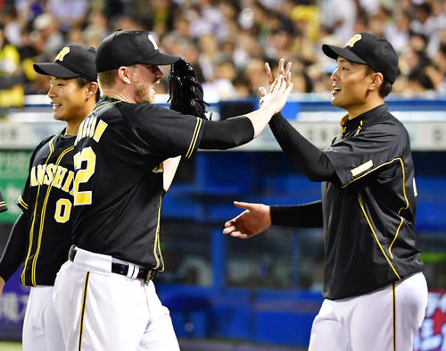 ヤクルト対阪神　8回に登板し3者凡退に抑え秋山拓巳（右）とタッチを交わすピアース・ジョンソン（撮影・清水貴仁）