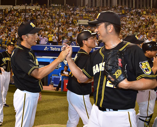 ヤクルトに勝利し藤川球児（右）らを出迎える矢野耀大監督（撮影・清水貴仁）