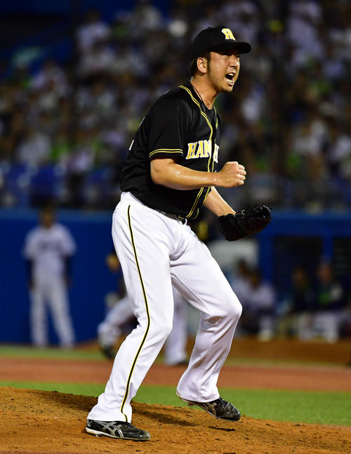 9回に登板しいきなり雄平に本塁打を浴びるも後続を3者連続三振で抑える藤川球児（撮影・清水貴仁）