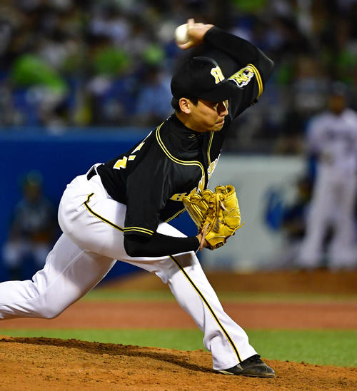 7回に登板する岩崎優（撮影・清水貴仁）