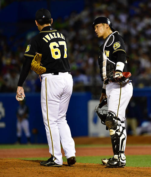 7回裏ヤクルト2死、太田の二ゴロがリプレー検証となり待つ間にマウンドで岩崎優（左）と話す捕手原口（撮影・清水貴仁）