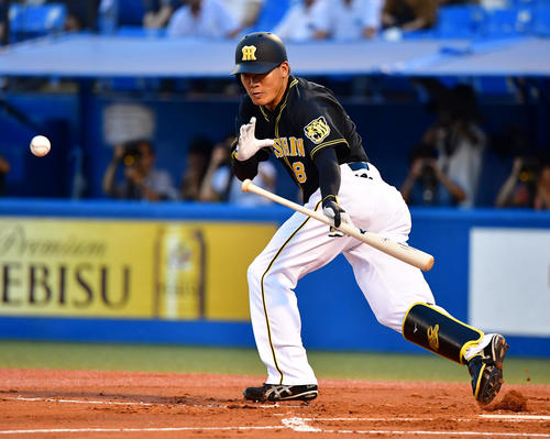 ヤクルト対阪神　2回表阪神1死、三塁方向へセーフティーバントで安打とする福留孝介（撮影・清水貴仁）