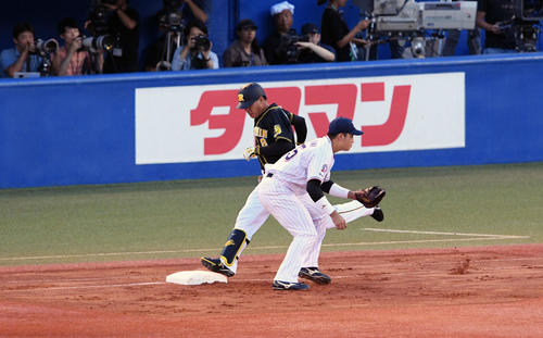 ヤクルト対阪神　2回表阪神1死、福留はセーフティバントを放ち一塁へ走り込む。一塁手村上（撮影・滝沢徹郎）
