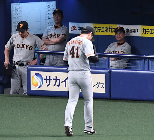 中日対巨人　8回裏中日2死一、三塁、アルモンテに中2点適時二塁打を浴び降板する中川（中央）と険しい表情の原監督（右）（撮影・鈴木みどり）