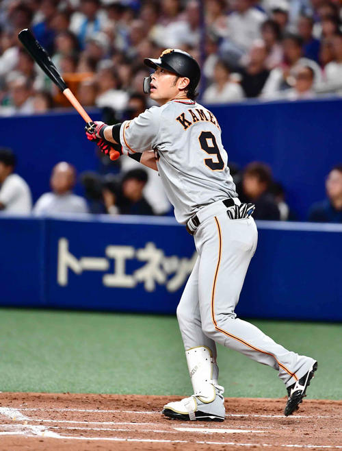 中日対巨人　5回表巨人2死二塁、亀井はフェンス直撃の左適時二塁打を放つ（撮影・小沢裕）