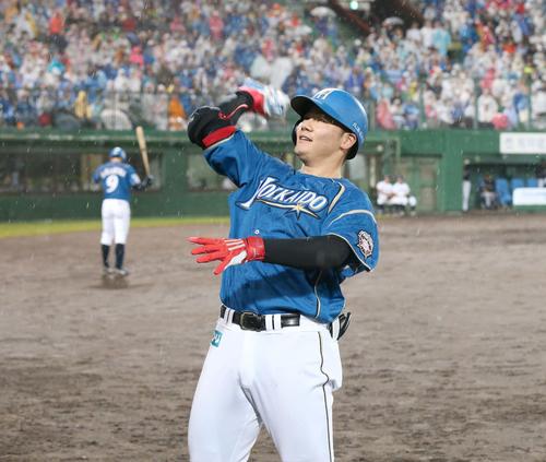日本ハム対オリックス　6回裏、本塁打を放ち記念品をスタンドに投げ込む清宮（撮影・黒川智章）