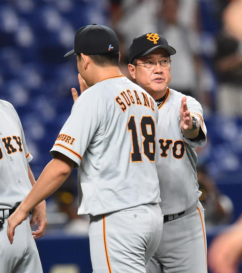 中日対巨人　12回引き分けに終わり菅野智之をタッチで迎える原辰徳監督（撮影・森本幸一）