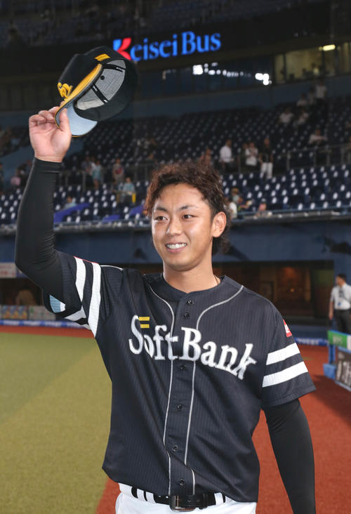 ロッテ対ソフトバンク　ファンの声援に応える逆転本塁打の今宮（撮影・丹羽敏通）