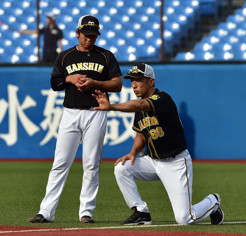 ヤクルト対阪神　試合前の練習で梅野（左）に話す矢野監督（撮影・清水貴仁）