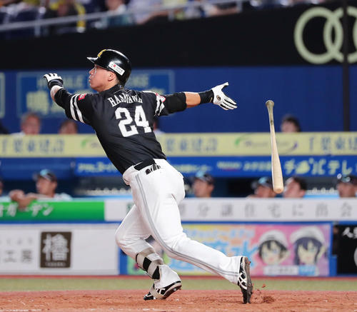 ロッテ対ソフトバンク　5回表ソフトバンク無死、長谷川勇也は右中間に本塁打を放つ（撮影・丹羽敏通）
