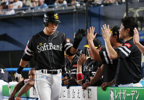 ロッテ対ソフトバンク　5回表ソフトバンク無死、長谷川勇也は本塁打を放ってナインの祝福を受ける（撮影・丹羽敏通）