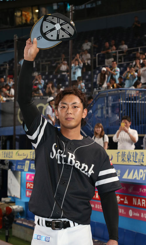 ロッテ対ソフトバンク　ファンの声援に応える今宮（撮影・丹羽敏通）