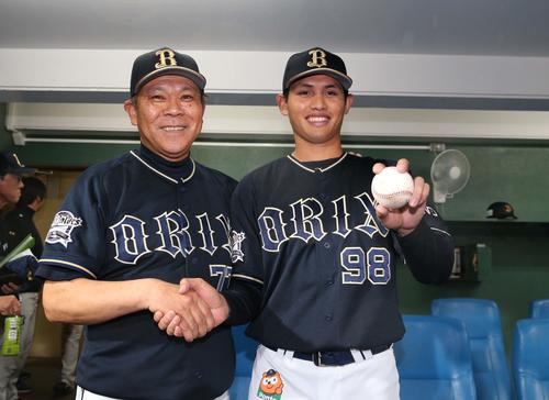 日本ハム対オリックス　プロ初勝利を挙げ、西村監督（左）に祝福される張奕（撮影・黒川智章）