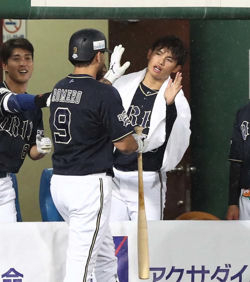 日本ハム対オリックス　4回表オリックス無死、本塁打を放ったロメロを出迎える張奕（撮影・黒川智章）