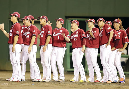 西武対楽天　延長戦を制し、笑顔でナインとハイタッチする松井（中央）ら楽天の選手たち（撮影・浅見桂子）