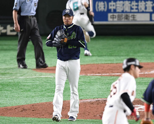 巨人対ヤクルト　8回裏巨人1死一、二塁、岡本に右越え3点本塁打を浴びる近藤（撮影・鈴木みどり）
