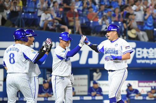 DeNA対中日　5回裏DeNA無死満塁、筒香嘉智は左越えに勝ち越し満塁本塁打を放ちて生還し、ナインと喜ぶ（撮影・加藤諒）