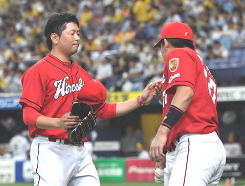1回を無失点に抑えた大瀬良大地はナインとタッチを交わす（撮影・奥田泰也）