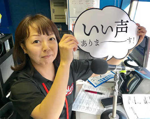 ロッテ球団公式ボイスアラームをアピールする谷保さん（球団提供）