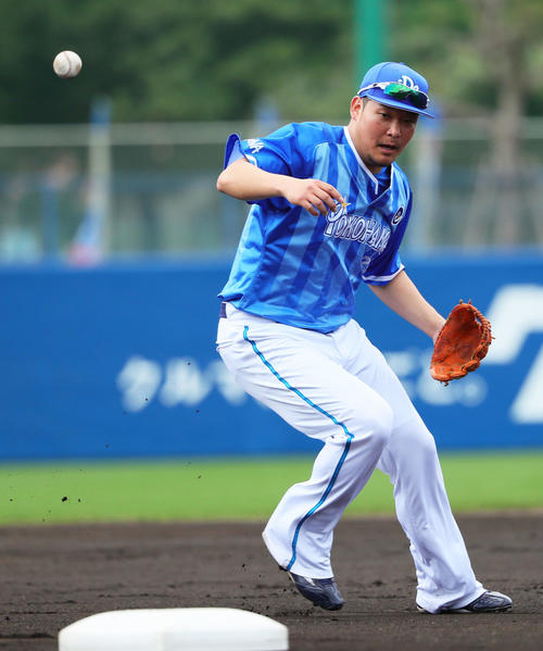17年春季キャンプ　内野ノックを受け三塁守備で失策するDeNA筒香（撮影・足立雅史）