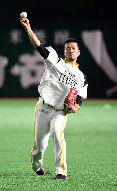 日本ハム戦に向け投球練習する千賀滉大（撮影・今浪浩三）