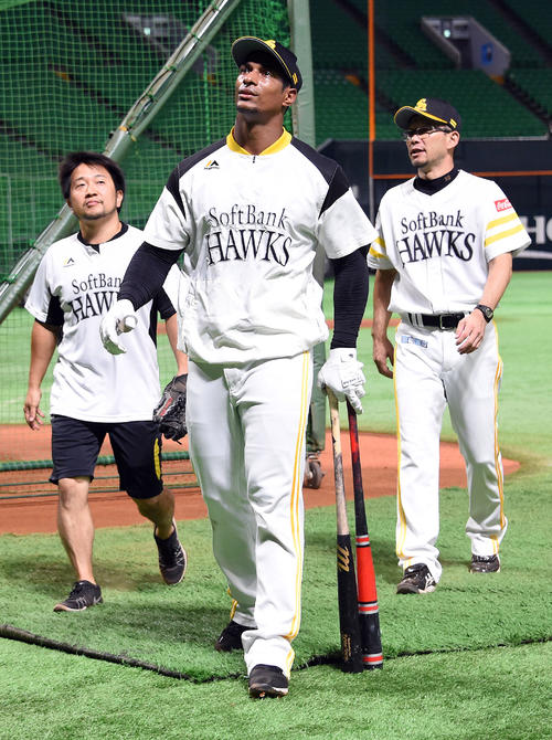 フリー打撃を終えたジュリスベル・グラシアル、後方は関川浩一コーチ（撮影・今浪浩三）