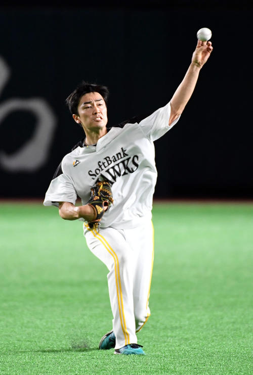 ソフトバンク1軍投球練習に参加し、投げ込む和田毅（撮影・今浪浩三）