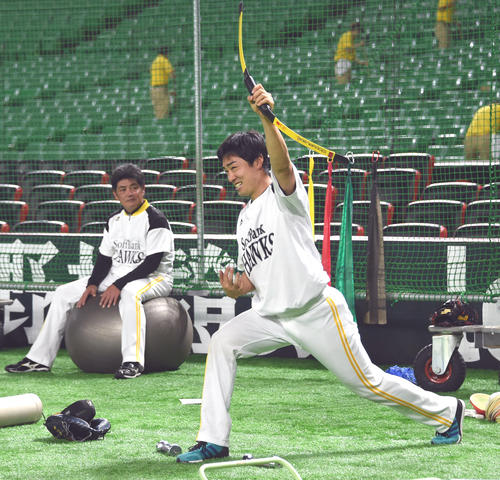 ソフトバンク工藤公康監督が見守る中、汗を流す和田毅（撮影・今浪浩三）