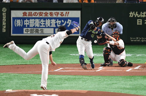 巨人対ヤクルト　1回表ヤクルト1死、左腕に死球を受ける青木。投手今村（撮影・鈴木みどり）