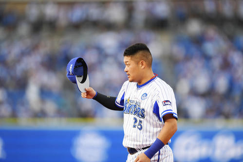 DeNA対中日　試合開始前、三塁の守備位置につき、脱帽するDeNAの筒香嘉智（撮影・加藤諒）