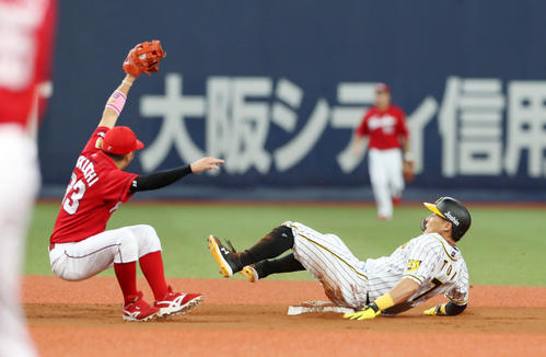 2回裏阪神2死一、三塁、一走糸井は二塁盗塁失敗、左は菊池（撮影・加藤哉）