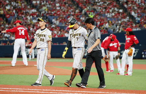 2回裏阪神2死一、三塁、一走糸井は二塁盗塁のとき左足を痛めベンチへ向かう、左は矢野監督（撮影・加藤哉）