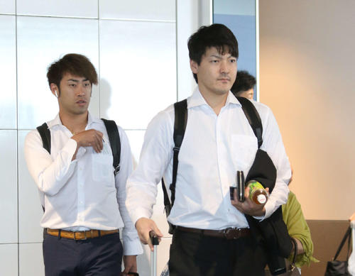新千歳空港から福岡へ向かう日本ハム有原。（左は秋吉）（撮影・木下大輔）