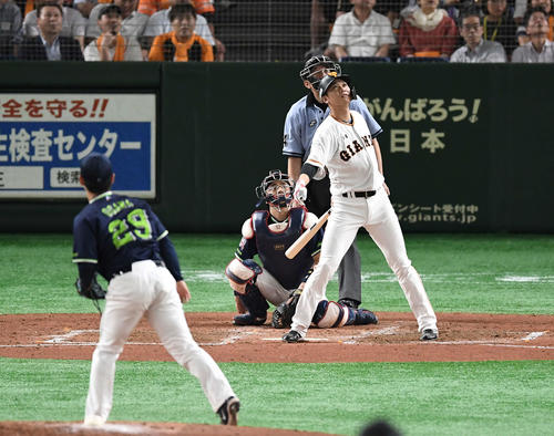 巨人対ヤクルト　4回裏巨人1死、左越えソロ本塁打を放つ坂本勇。投手小川（撮影・鈴木みどり）