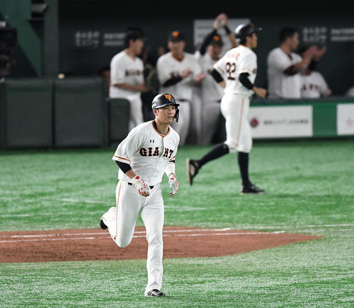 巨人対ヤクルト　4回裏巨人1死、左越えソロ本塁打を放つ坂本勇。投手小川（撮影・鈴木みどり）