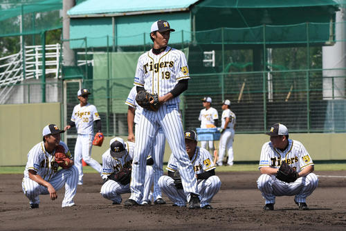 投手守備練習をする藤浪晋太郎（撮影・奥田泰也）
