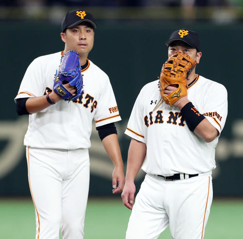 巨人対ヤクルト　1回表ヤクルト1死一塁、今村（左）に声をかける阿部（撮影・垰建太）