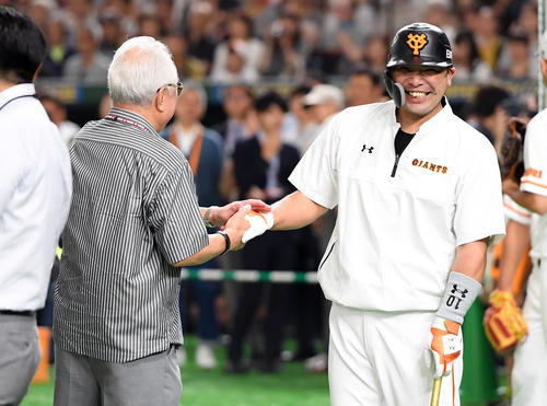 巨人対ヤクルト　須藤豊氏（左）と談笑する巨人阿部（撮影・たえ見朱実）