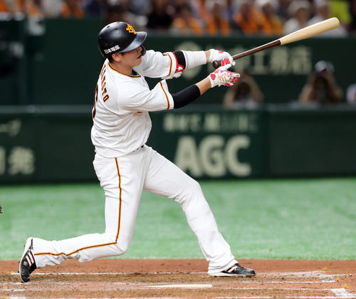 巨人対ヤクルト　4回裏巨人1死、ソロ本塁打を放つ坂本勇（撮影・垰建太）