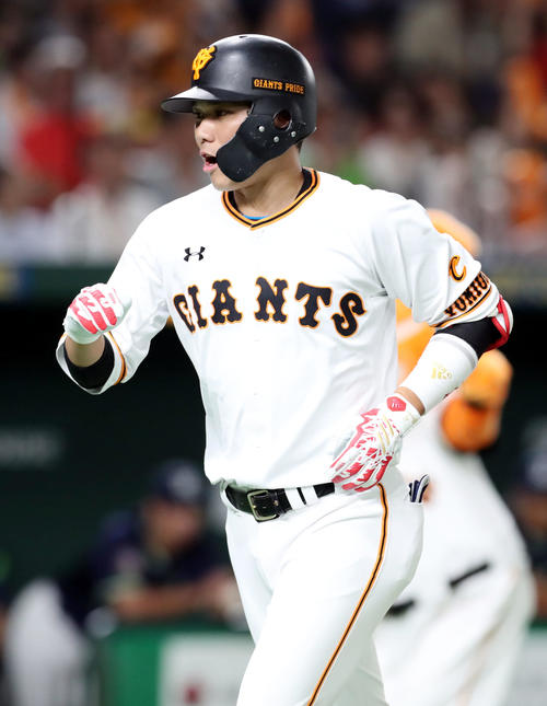 巨人対ヤクルト　4回裏巨人1死、ソロ本塁打を放ちほえる坂本勇（撮影・垰建太）
