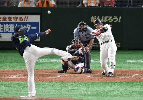 巨人対ヤクルト　8回裏巨人1死一、二塁、右越え3点本塁打を放つ岡本。投手近藤（撮影・鈴木みどり）