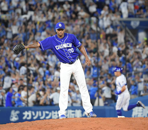 DeNA対中日　5回裏DeNA無死満塁、ロメロは筒香嘉智に勝ち越しの満塁本塁打を浴び、肩を落とす（撮影・加藤諒）