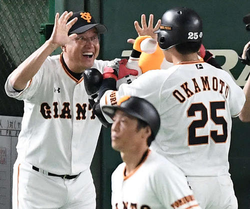 巨人対ヤクルト　8回裏巨人1死一、二塁、右越え3点本塁打を放った岡本を笑顔で迎える原監督（左から2人目）（撮影・鈴木みどり）