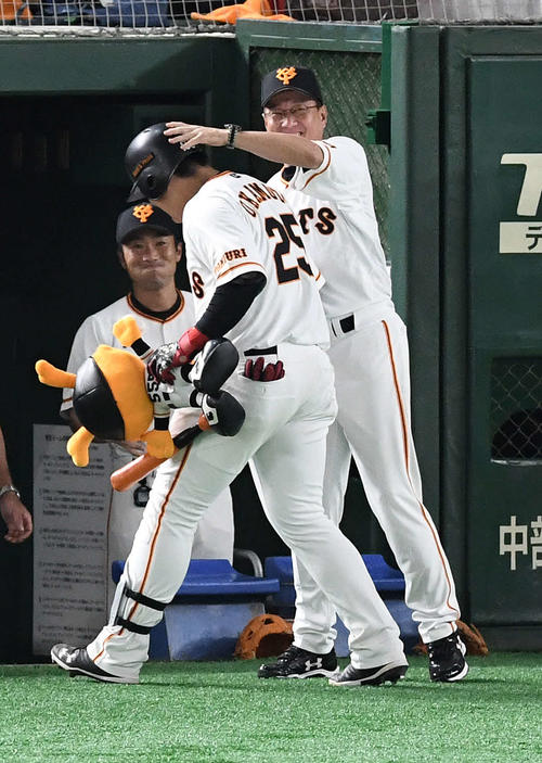巨人対ヤクルト　8回裏巨人1死一、二塁、右越え3点本塁打を放った岡本（中央）を笑顔で迎える原監督（右）（撮影・鈴木みどり）